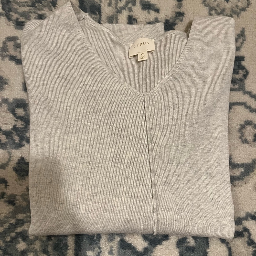 Cyrus white v neck sweater shirt | size xs
